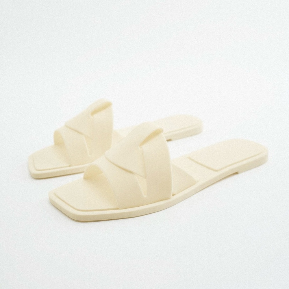 ❤️ Zara Rubberized Jelly Flat Sandals ❤️